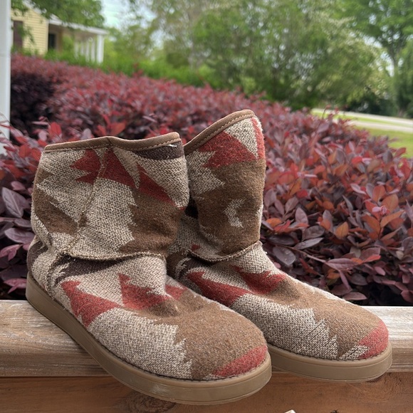 • Indigo Rd. “Aylee” Short OTA (Over The Ankle) Booties - Picture 1 of 9